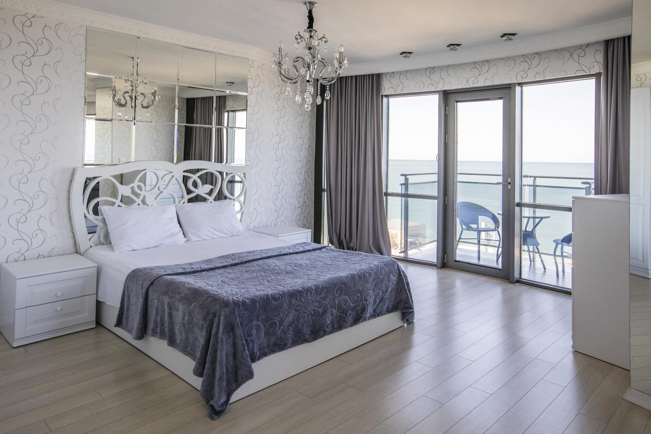 Tina'S Apartments With Panoramic Sea View 巴统 外观 照片