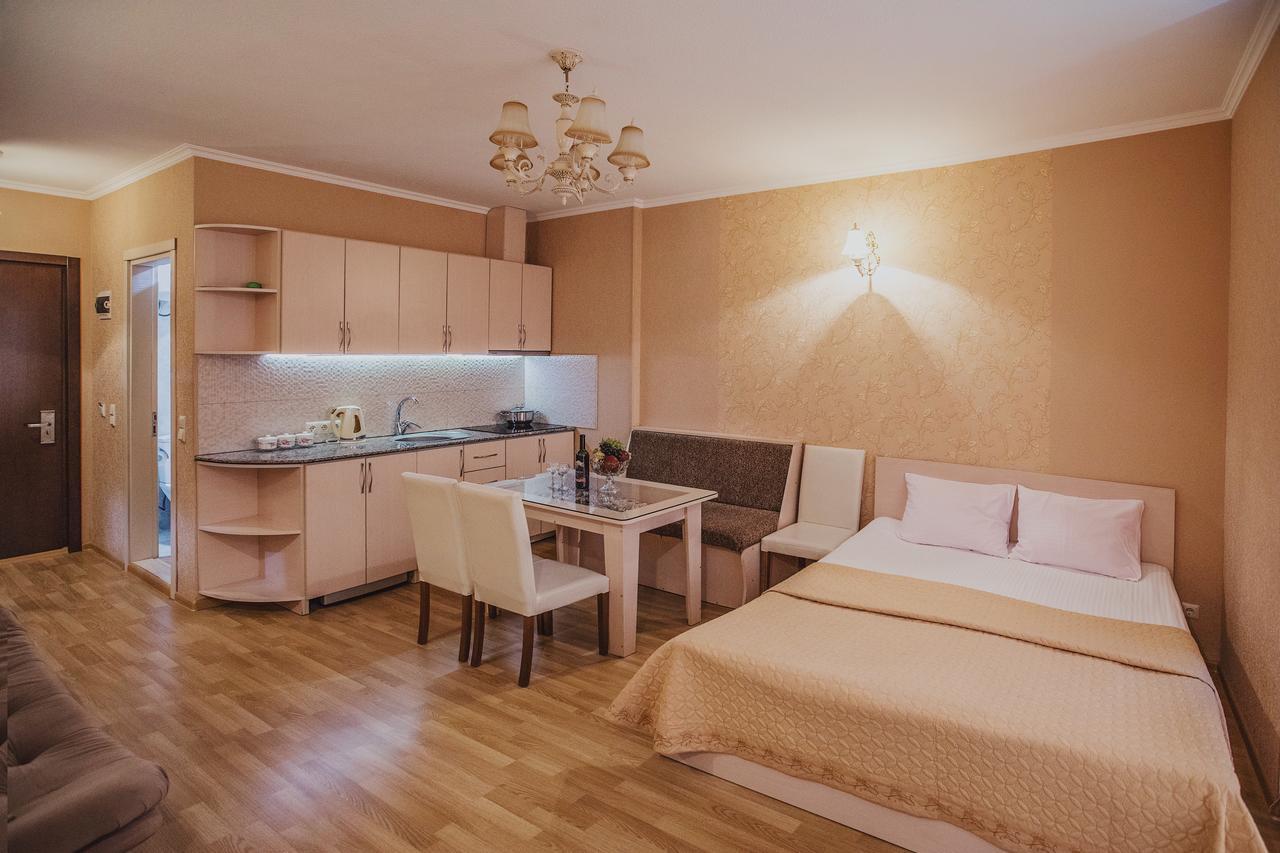 Tina'S Apartments With Panoramic Sea View 巴统 外观 照片